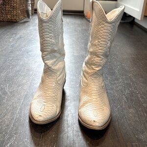 Coconuts size 6 women’s white western boots.